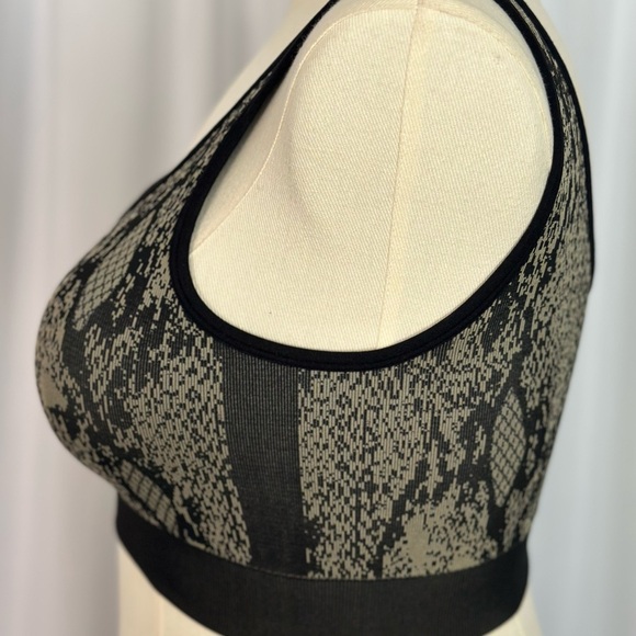 Fabletics Kamila Seamless Black and Tan Sports Bra - Picture 6 of 13